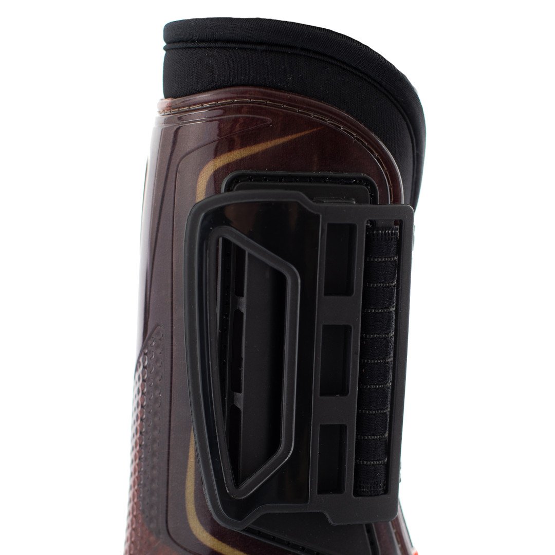 Botas de cano alto com frente serigrafada, fecho de clique e forro de gel.