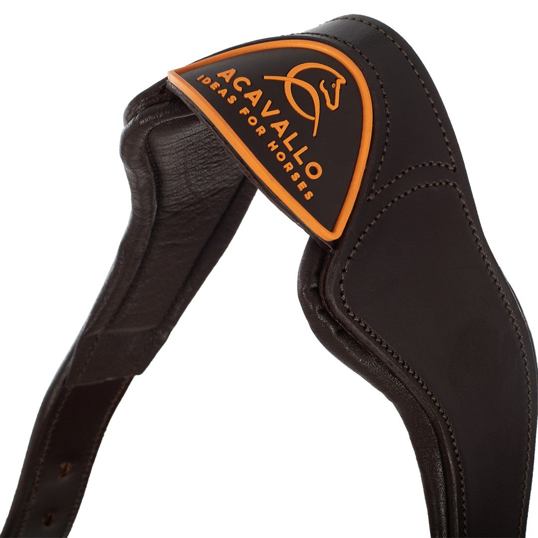 Cabresto de couro com proteção ergonômica para nuca e forro de couro de bezerro.