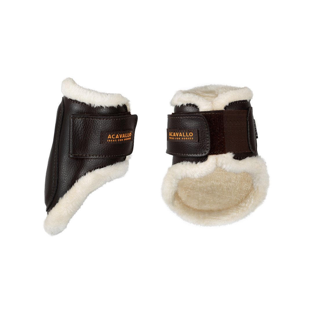 Botas de cano curto em couro ecológico com fecho duplo de velcro.