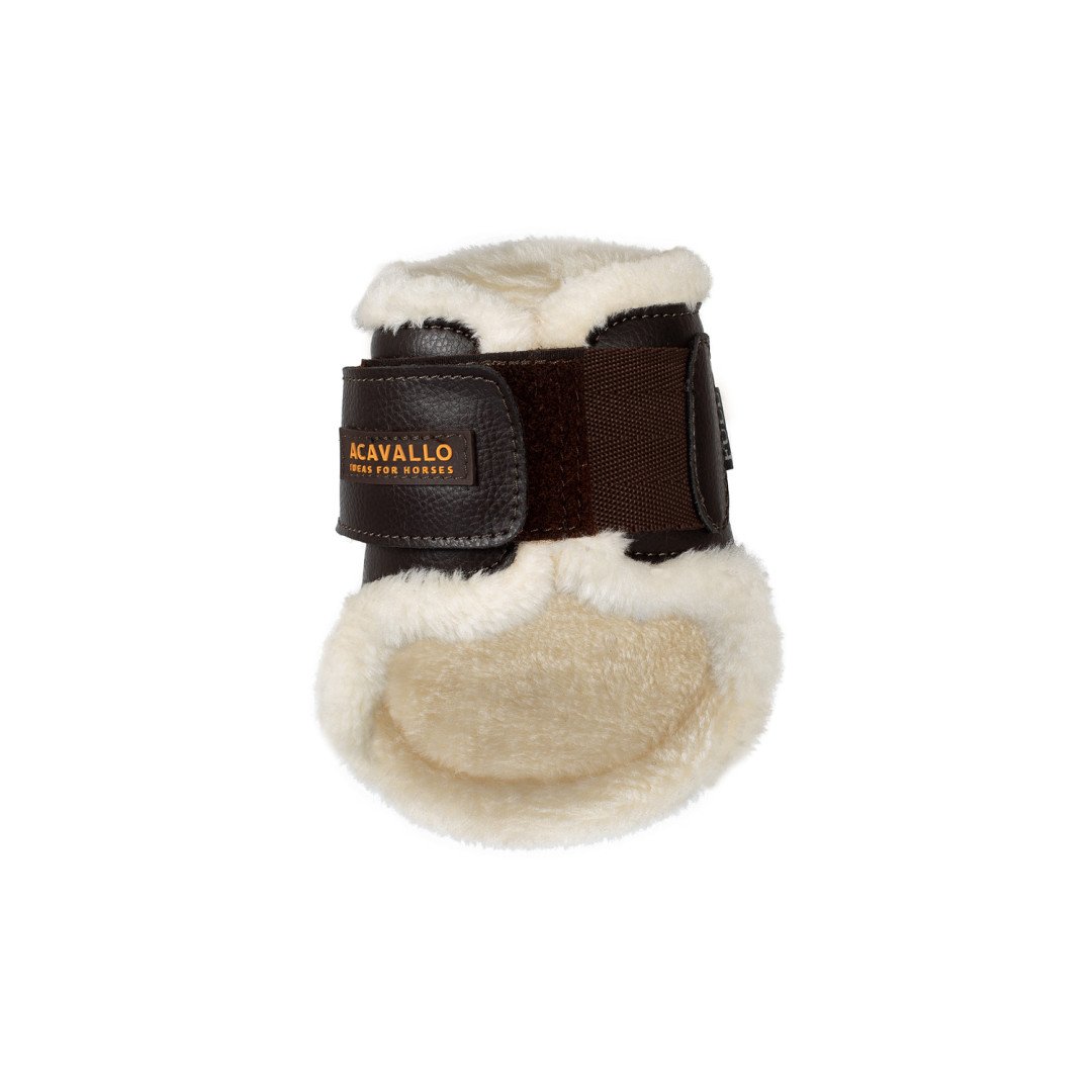 Botas de cano curto em couro ecológico com fecho duplo de velcro.