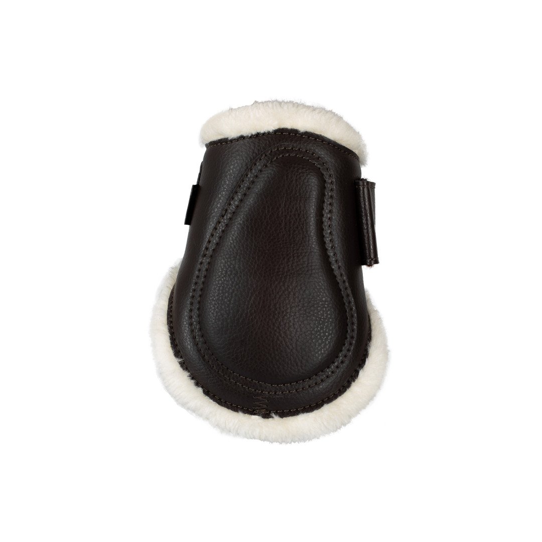 Botas de cano curto em couro ecológico com fecho duplo de velcro.