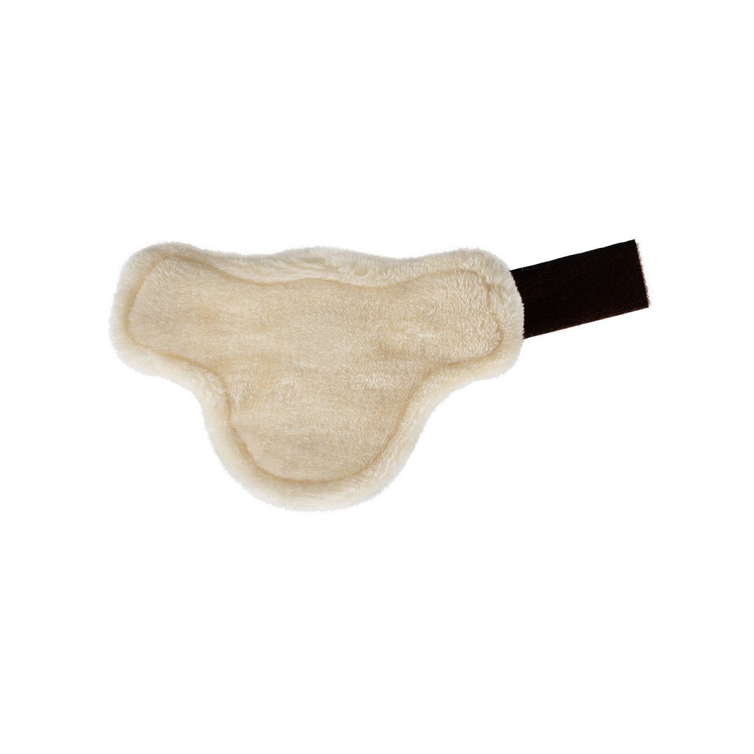 Botas de cano curto em couro ecológico com fecho duplo de velcro.