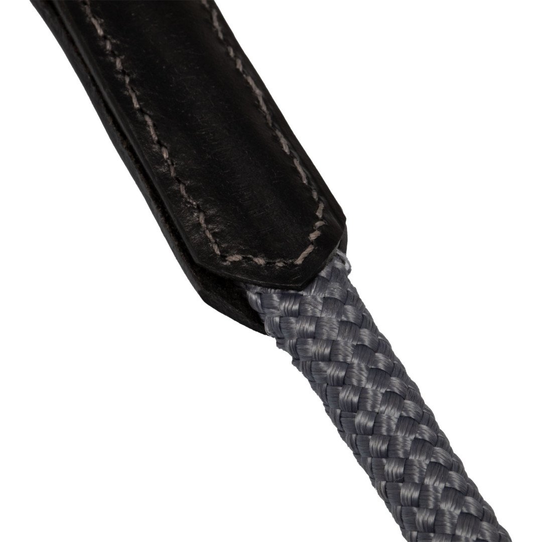 Rênes en cuir souple avec corde en nylon.