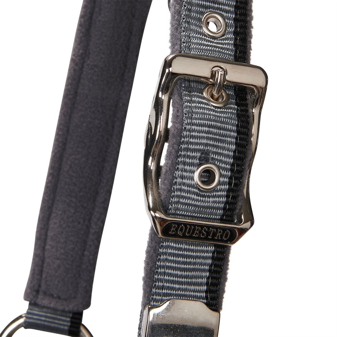 Cabeção de nylon Equestro , modelo C, com detalhes em vermelho.
