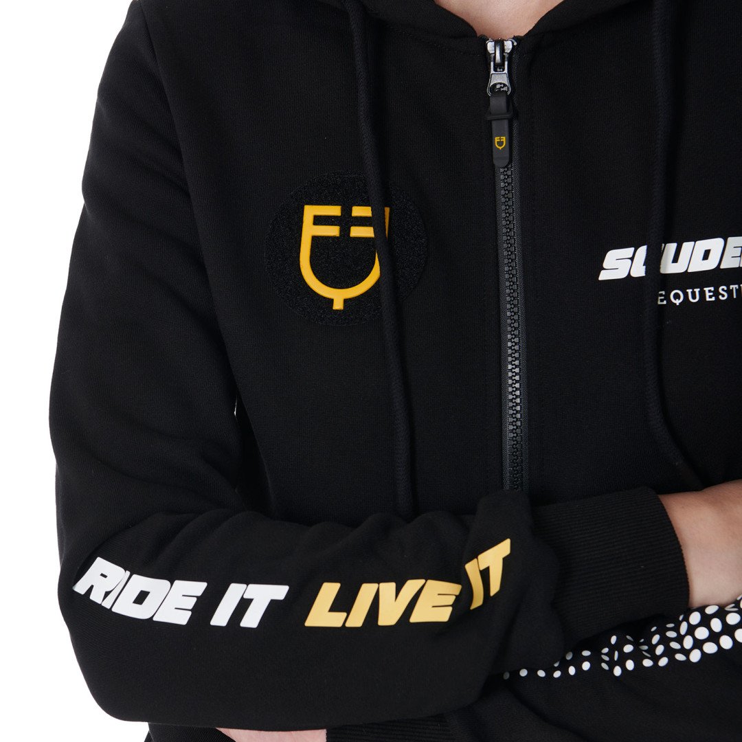 Moletom feminino com capuz da Scuderia Equestro com forro de tecido felpudo francês.