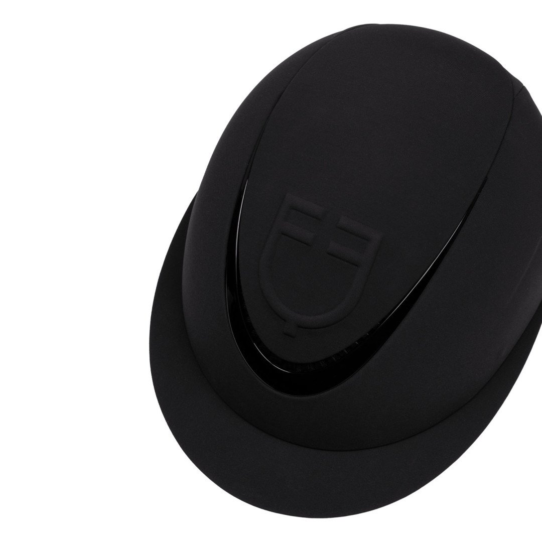 Gorra de mujer con visera ancha y logotipo en relieve.