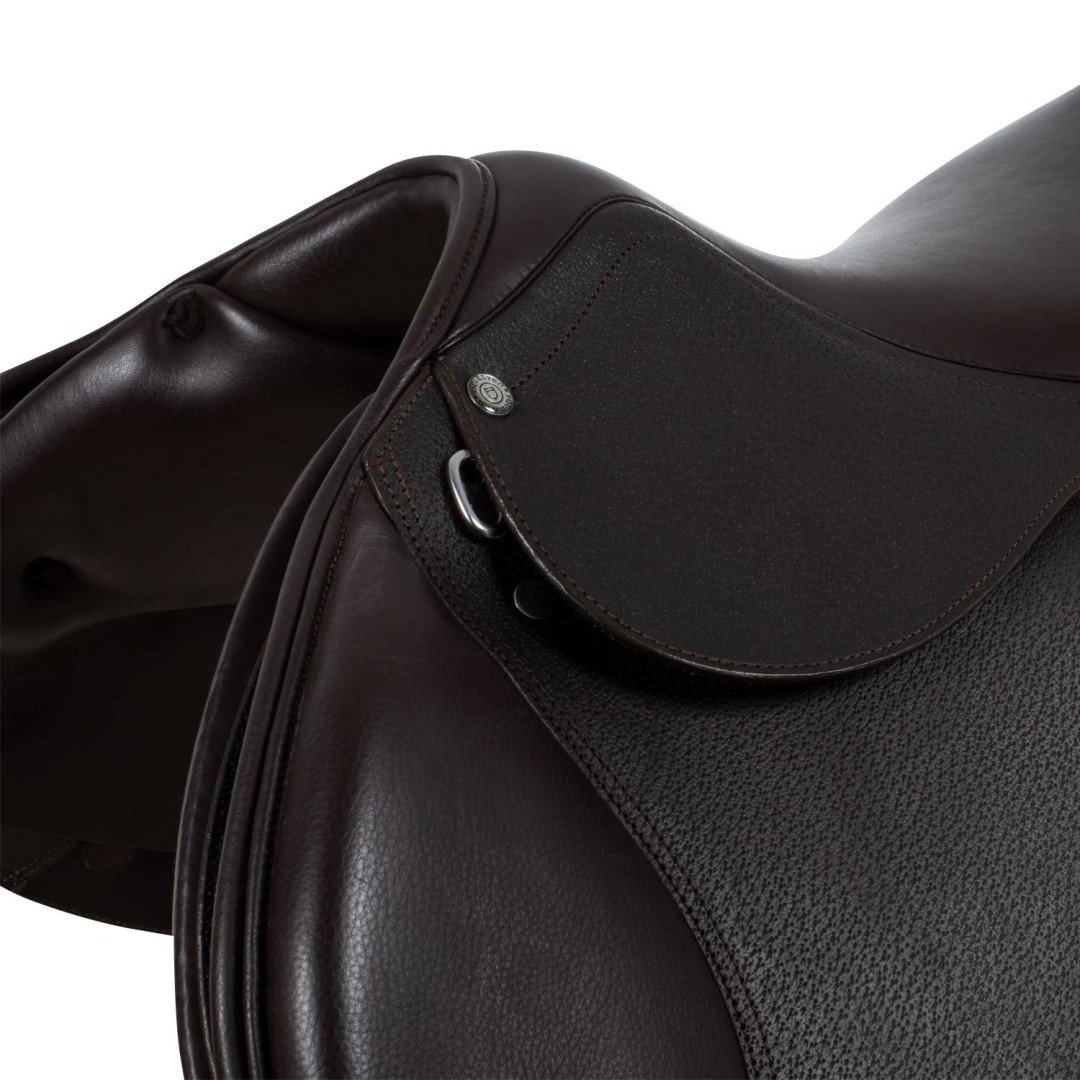 Selle de saut EQUESTRO en cuir français martelé