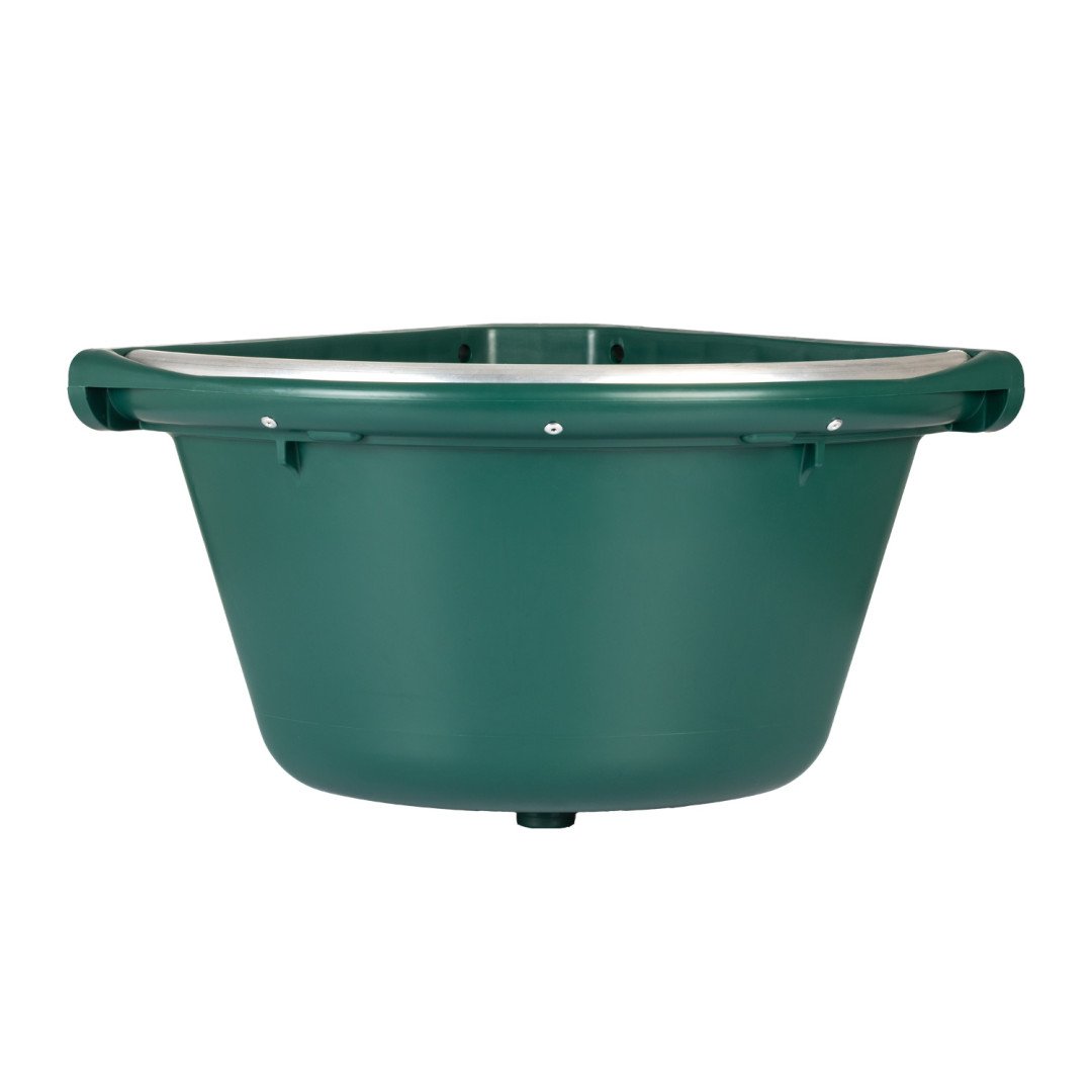 Equitime Saddlery Online  Mangiatoia angolare con bordo in metallo e due appoggi a muro. Capacità 16 litri 55,08 €