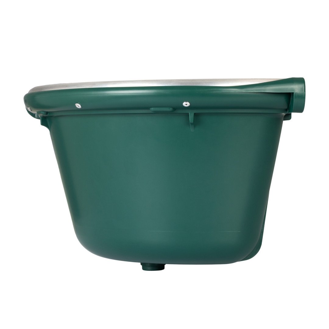 Equitime Saddlery Online  Mangiatoia angolare con bordo in metallo e due appoggi a muro. Capacità 16 litri 55,08 €