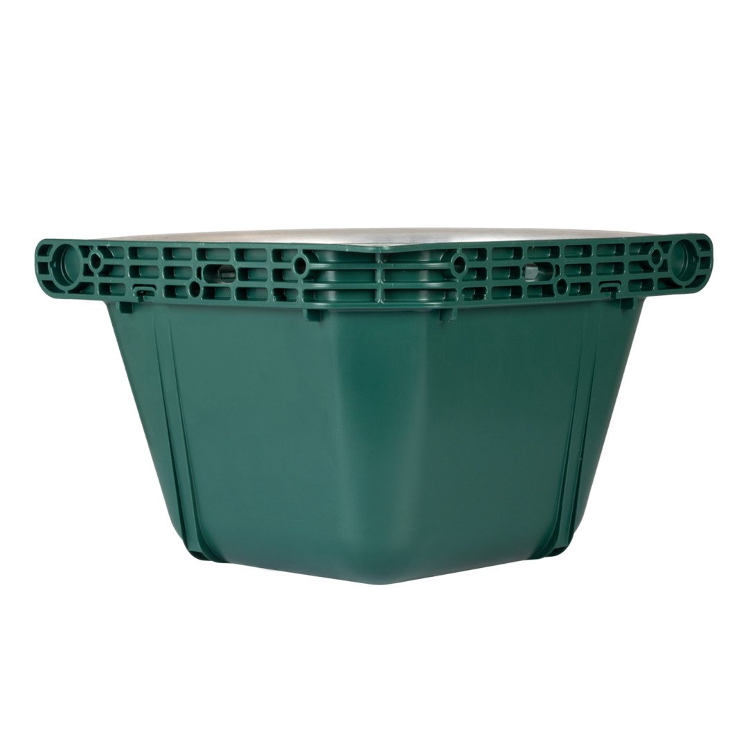 Equitime Saddlery Online  Mangiatoia angolare con bordo in metallo e due appoggi a muro. Capacità 16 litri 55,08 €