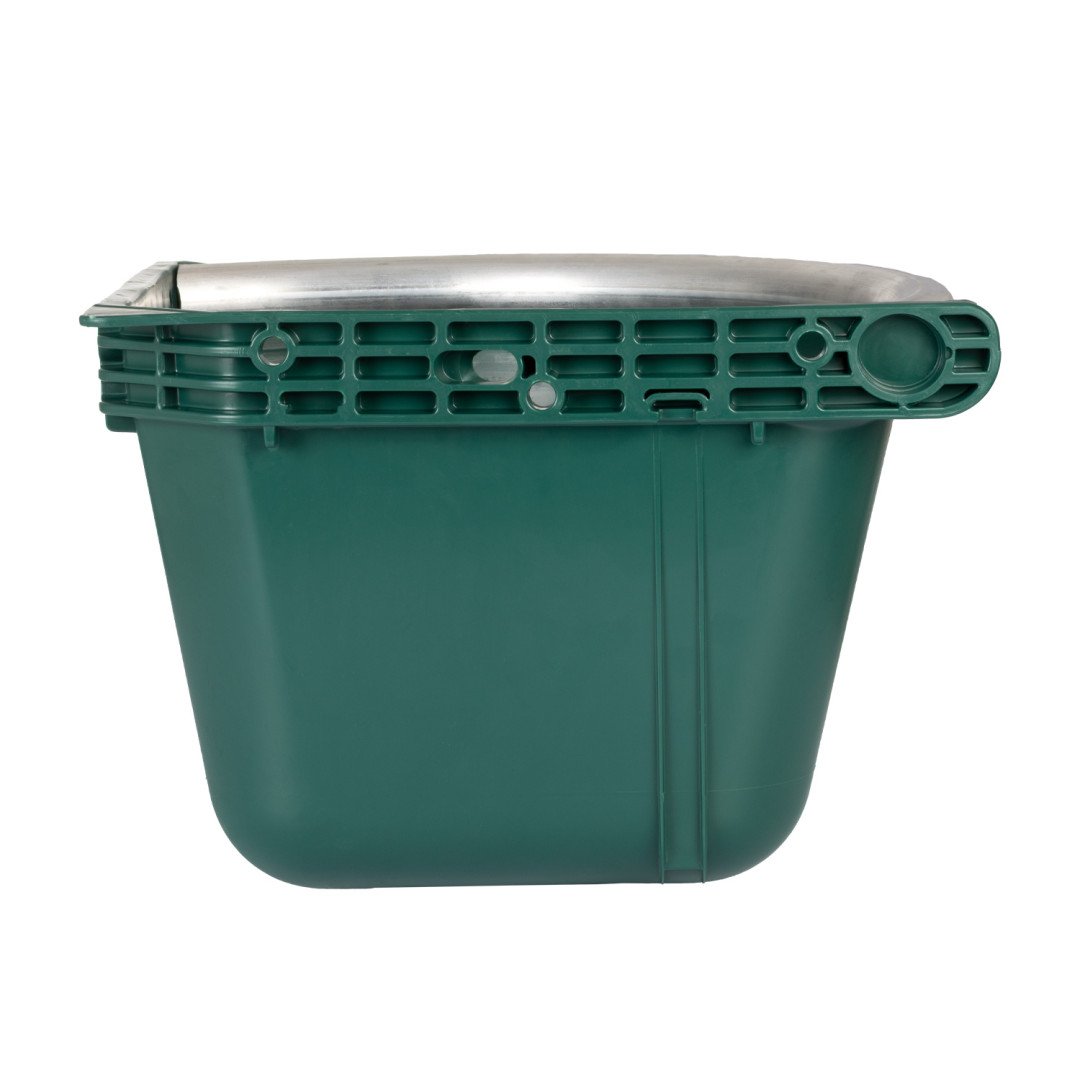 Equitime Saddlery Online  Mangiatoia angolare con bordo in metallo e due appoggi a muro. Capacità 16 litri 55,08 €