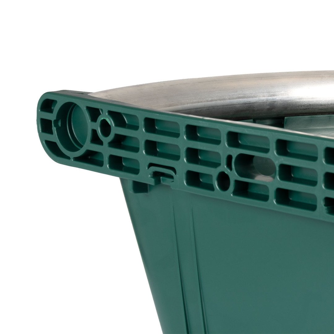 Equitime Saddlery Online  Mangiatoia angolare con bordo in metallo e due appoggi a muro. Capacità 16 litri 55,08 €