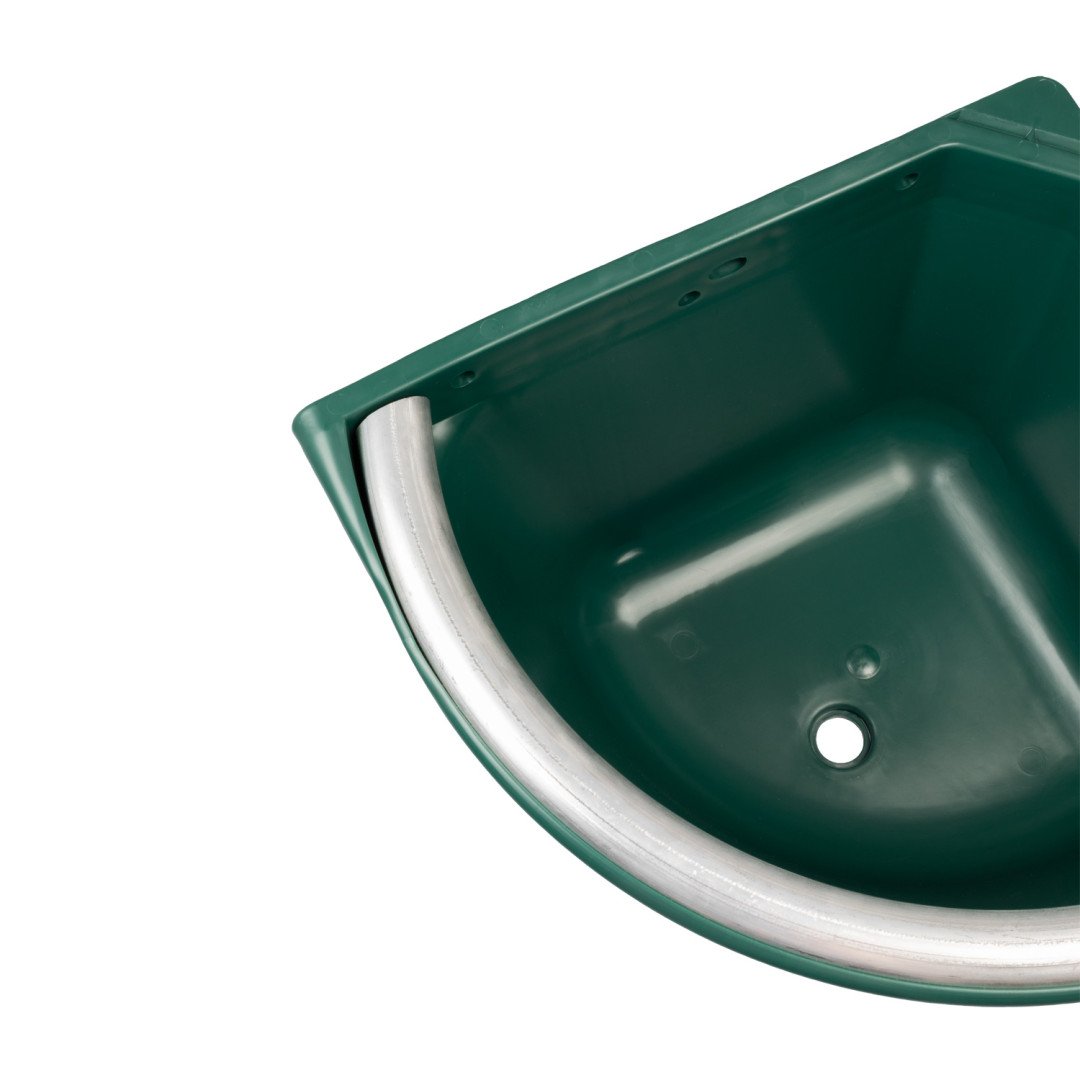 Equitime Saddlery Online  Mangiatoia angolare con bordo in metallo e due appoggi a muro. Capacità 16 litri 55,08 €