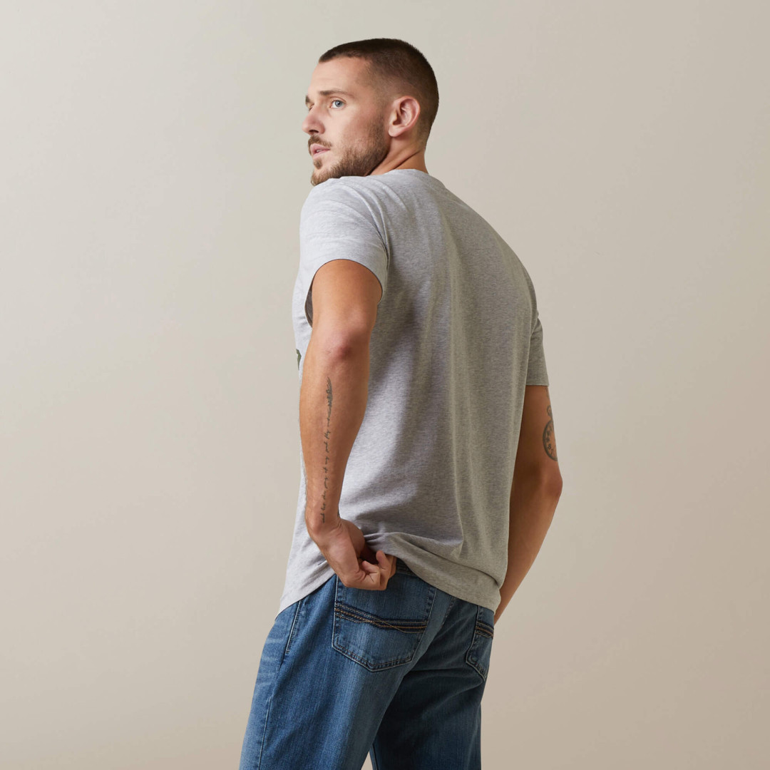 T-Shirt  Ariat - MNS Vetical Logo 38,52 € T-Shirt  Ariat - MNS Vetical Logo 38,52 €